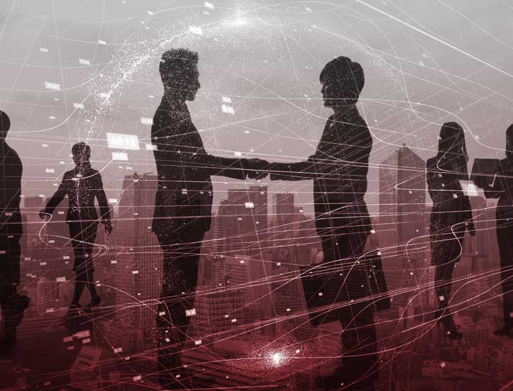 Bildmontage: Handschlag von zwei Geschäftspartnern, im Hintergrund eine Stadt und ein paar Personen